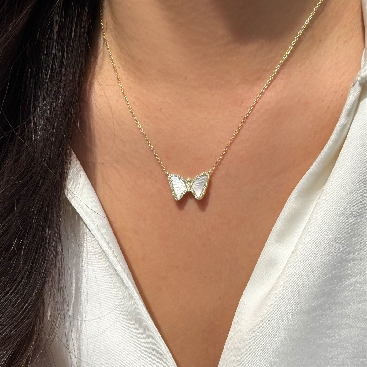Mini butterfly necklace with white mother of pearl gold