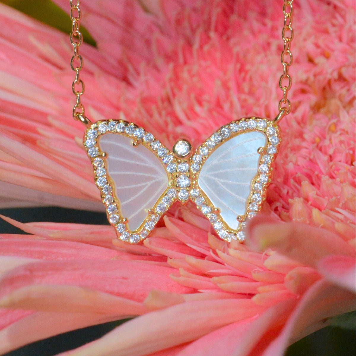 Mini butterfly necklace with white mother of pearl gold