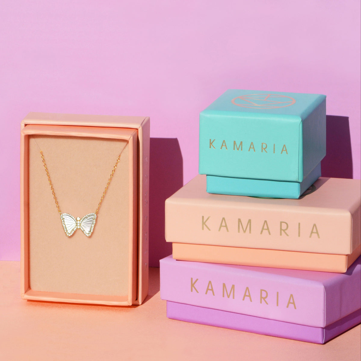 Mini butterfly necklace with white mother of pearl gold