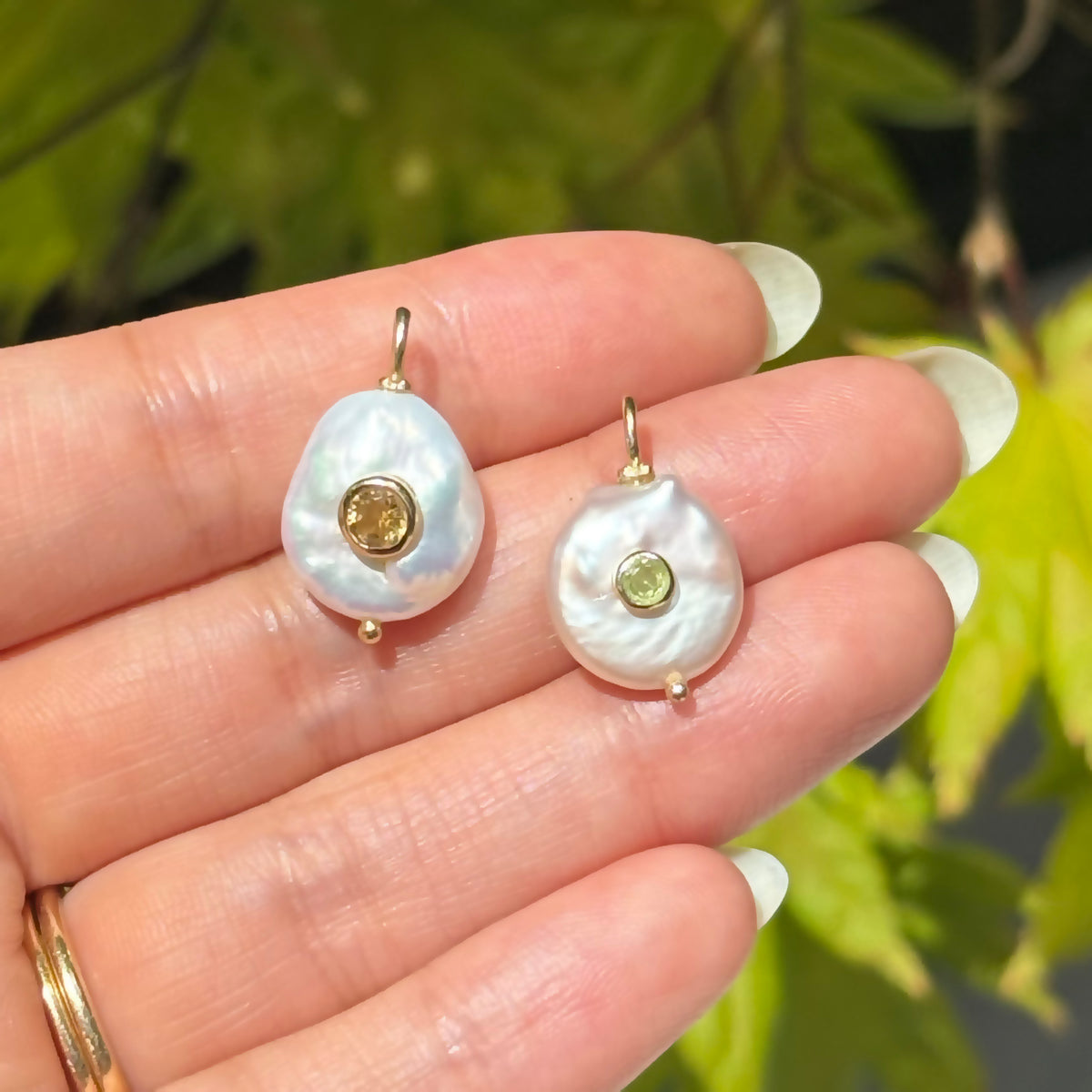 Pearl Coin Pendant With Inlay Stone Peridot