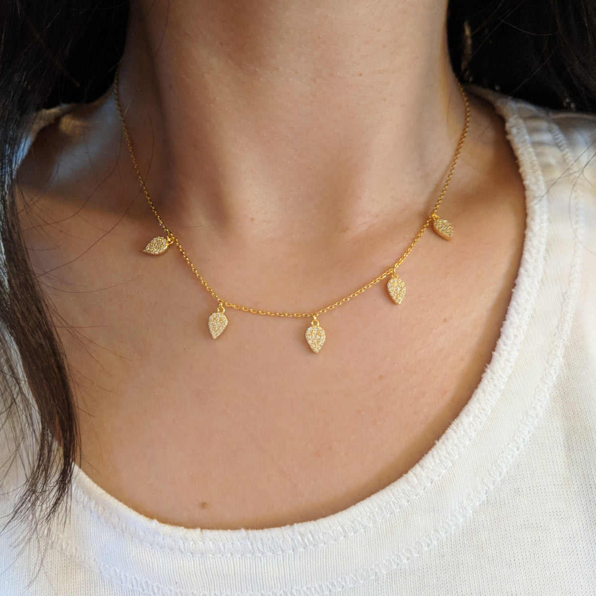 Blessings leaf choker necklace with crystals in yellow gold