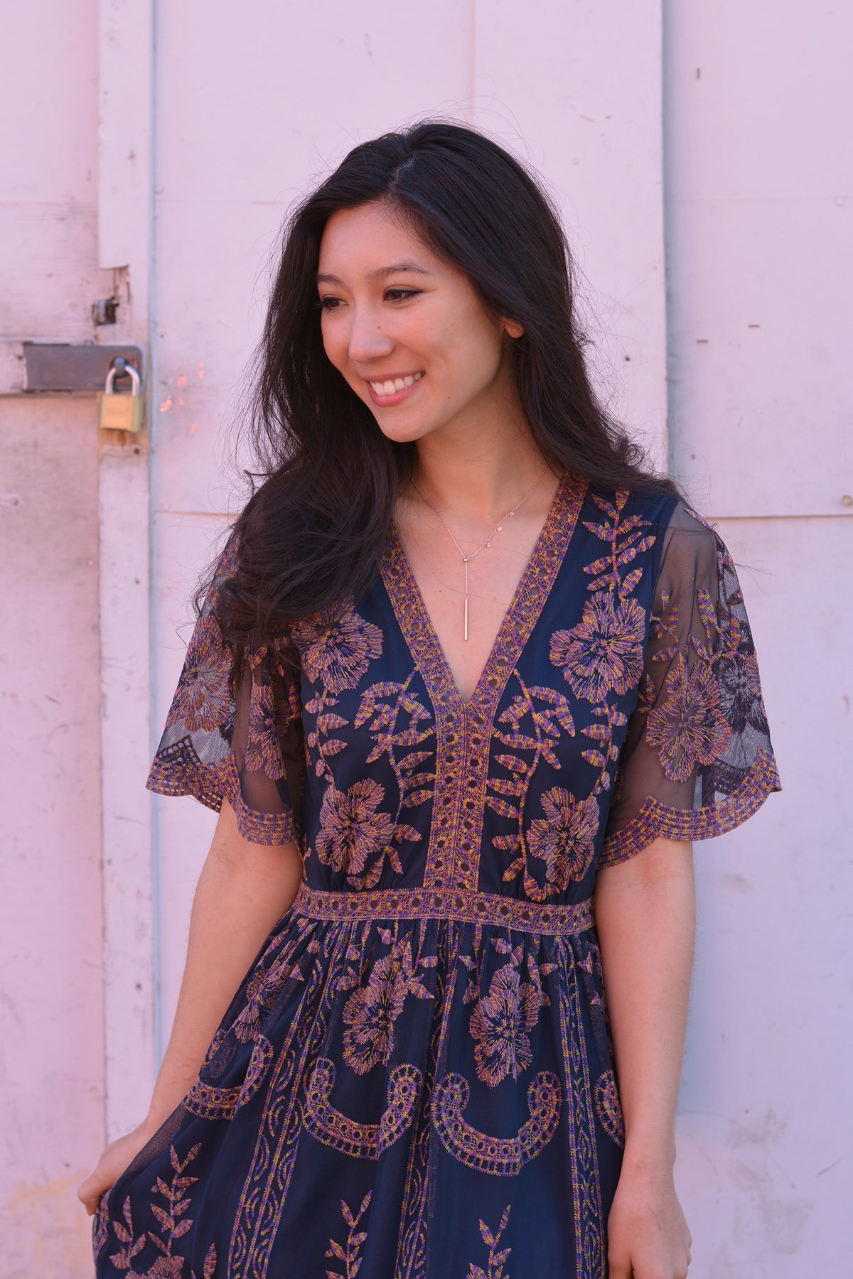 double slider lariat necklace with long bar on model